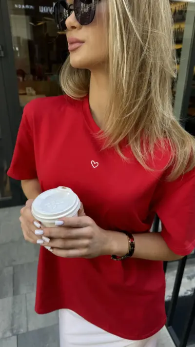 Червона футболка з сердечком вишитим