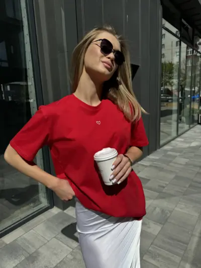 Червона футболка з сердечком вишитим