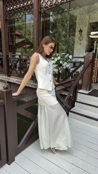 Білий костюм з спідницею та жилетом - Зображення 2