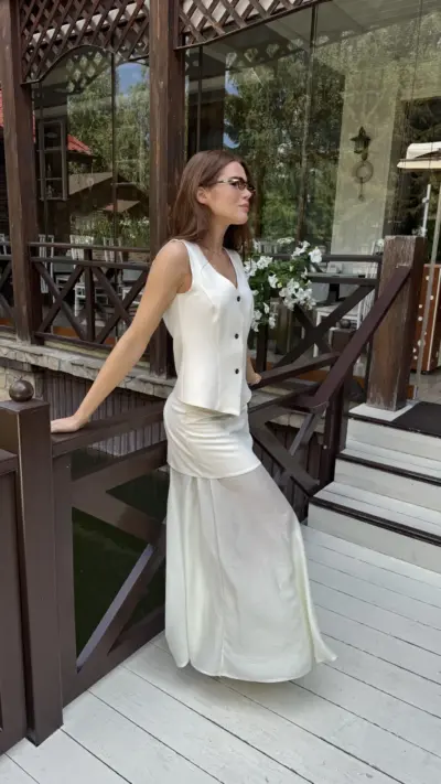 Білий костюм з спідницею та жилетом - Зображення 3