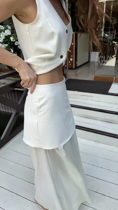 Білий костюм з спідницею та жилетом - Зображення 4