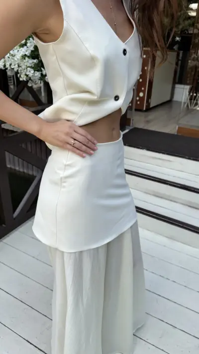 Білий костюм з спідницею та жилетом - Зображення 5