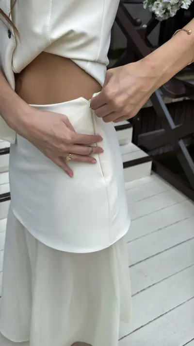 Білий костюм з спідницею та жилетом - Зображення 7