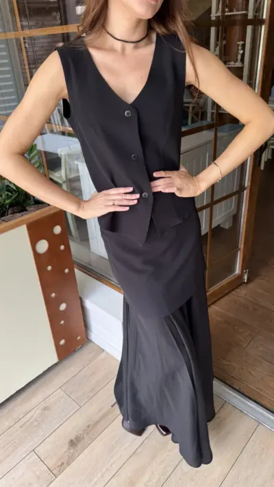 Чорний костюм з спідницею та жилетом - Зображення 4