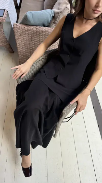Чорний костюм з спідницею та жилетом - Зображення 3
