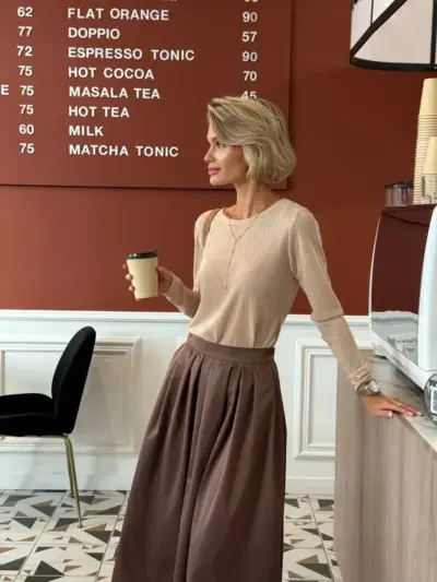 Базова міді-спідниця з акцентом на талію мокко