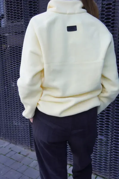 Костюмчик жовтий з високоякісного флісу Полар та чорні штани - Зображення 2