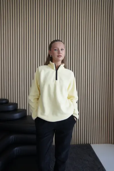 Костюмчик жовтий з високоякісного флісу Полар та чорні штани - Зображення 4