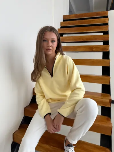 Костюмчик жовтий з високоякісного флісу Полар та білі штани - Зображення 4